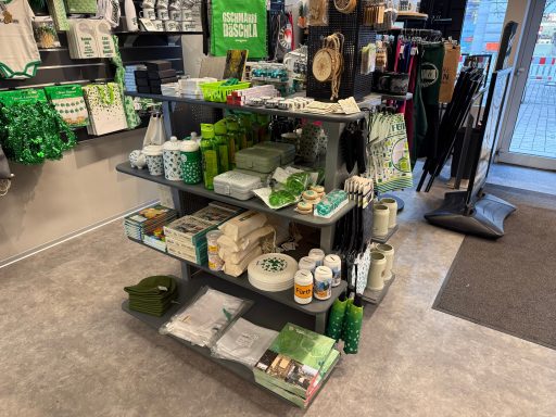 Verkaufsregal mit Artikeln aus dem Angebot des Fürth Shop