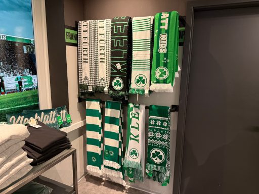 Verkaufsfläche des Fanshops der Spielvereinigung im Franken Ticket