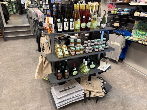 Verkaufsregal mit Artikeln aus dem Angebot des Fürth Shop